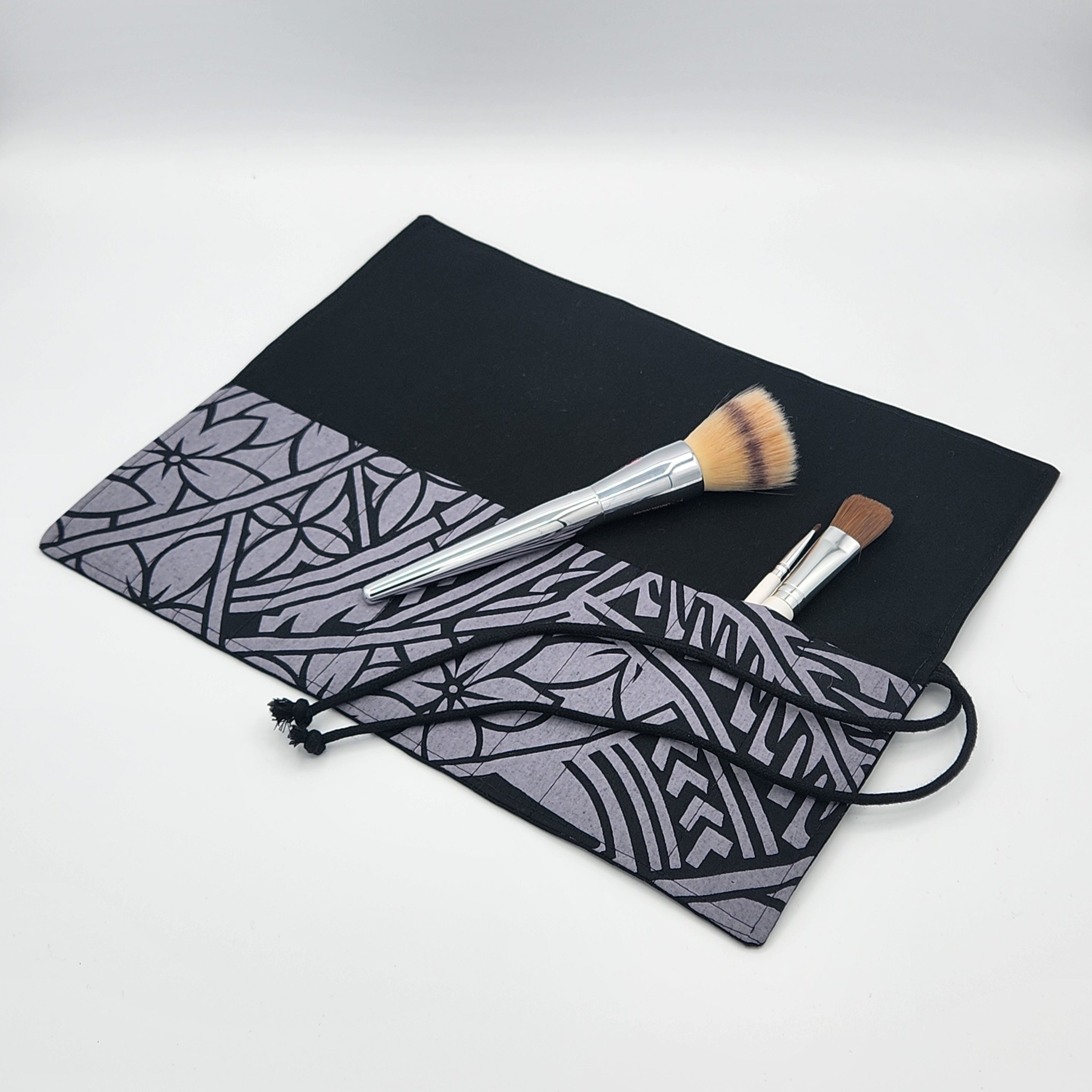 Rollable Brush Holder - Black/Grey Plumeria